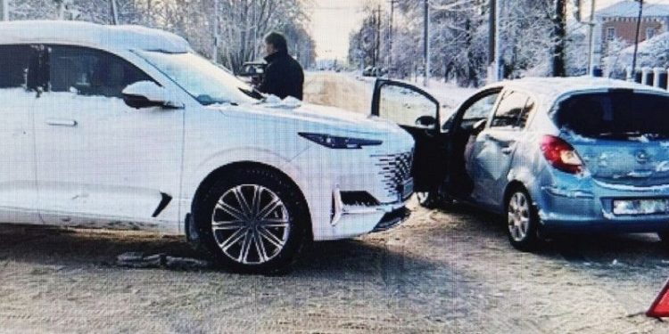 В рязанском Сасове водитель легковушки проехал на «красный» и врезался в другую машину