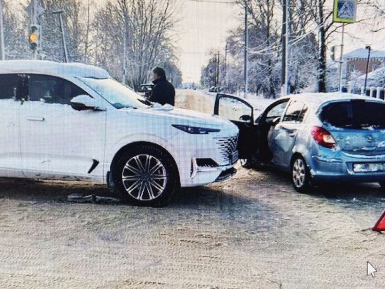 В рязанском Сасове водитель легковушки проехал на "красный" и врезался в другую машину