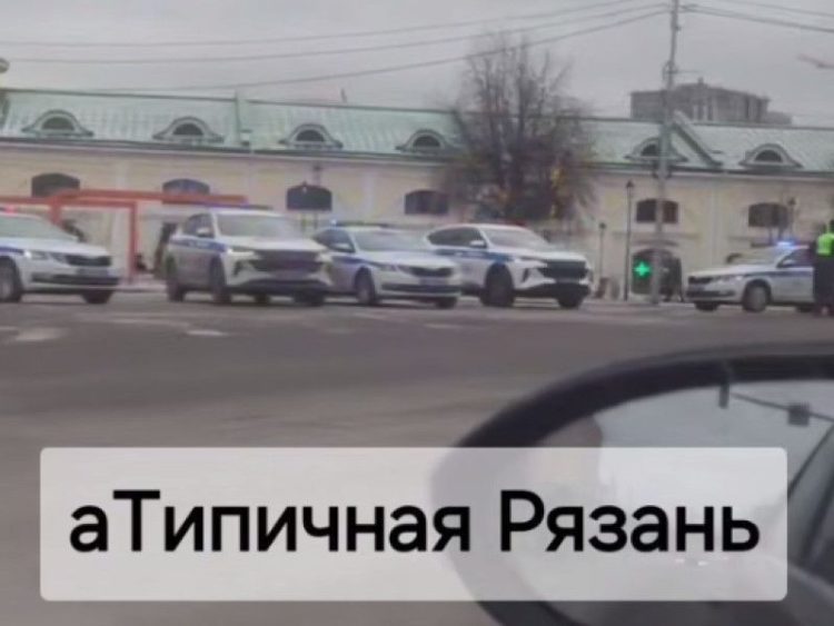 На рязанской площади Ленина засняли скопление полицейских машин