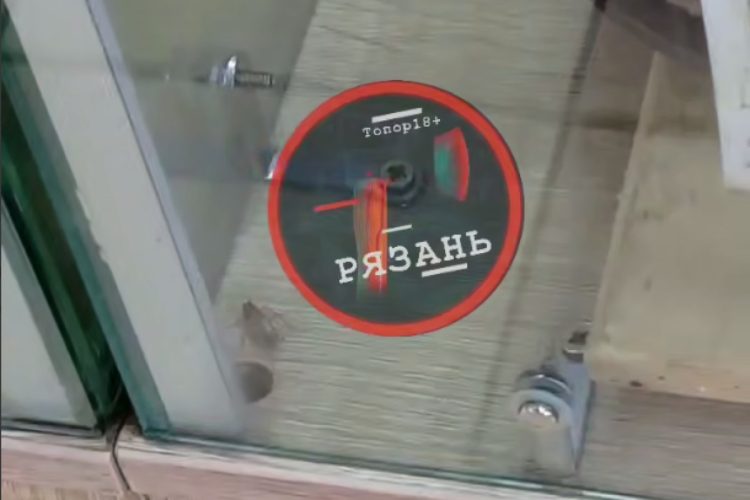 В витрине пекарни "Сочник" рязанцы засняли таракана