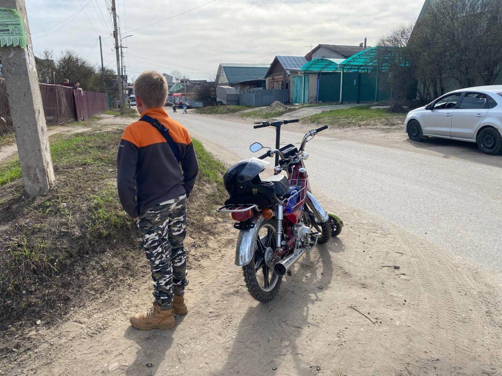 В рязанских Борках полицейские задержали 11-летнего водителя мопеда