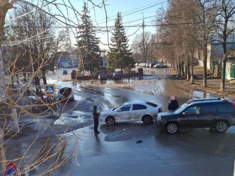 В рязанском Касимове столкнулись кроссовер и легковушка