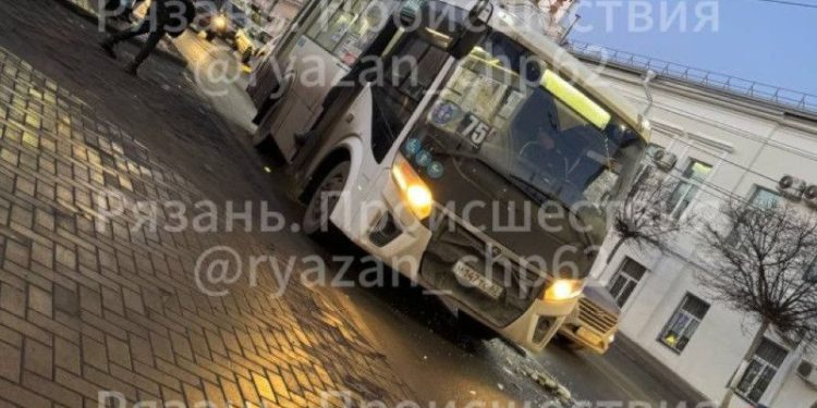 В центре Рязани в ДТП попали маршрутки №№66 и 75 В центре Рязани в ДТП попали маршрутки №№66 и 75