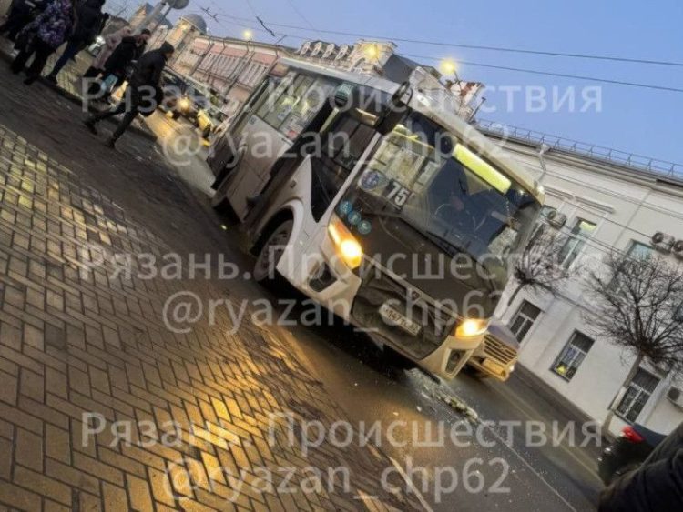 В центре Рязани в ДТП попали маршрутки №№66 и 75