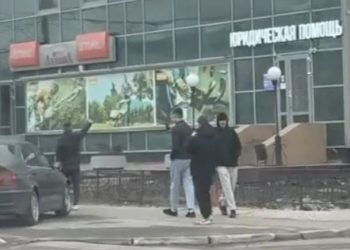 В центре Рязани молодой человек разгуливал с пистолетом в руках В центре Рязани молодой человек разгуливал с пистолетом в руках