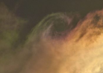 В небе над Рязанью запечатлели «радужные» облака