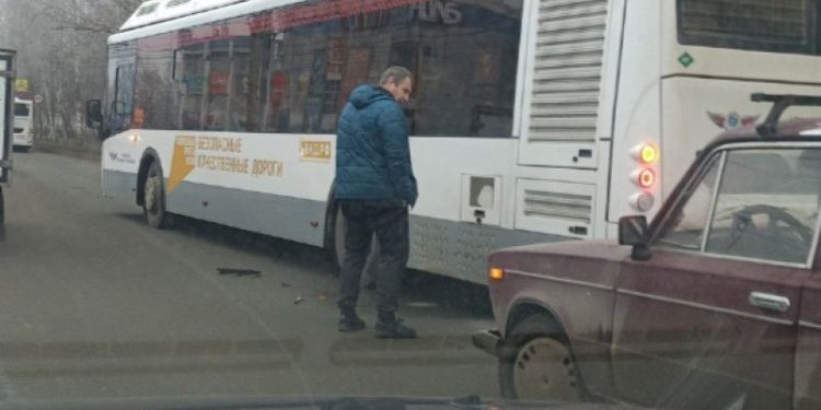 В рязанской Дашково-Песочне столкнулись ВАЗ и автобус