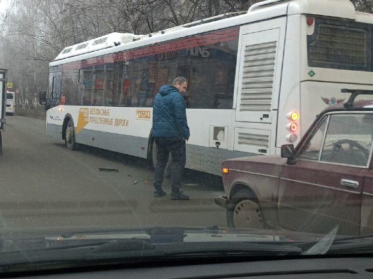 В рязанской Дашково-Песочне столкнулись ВАЗ и автобус