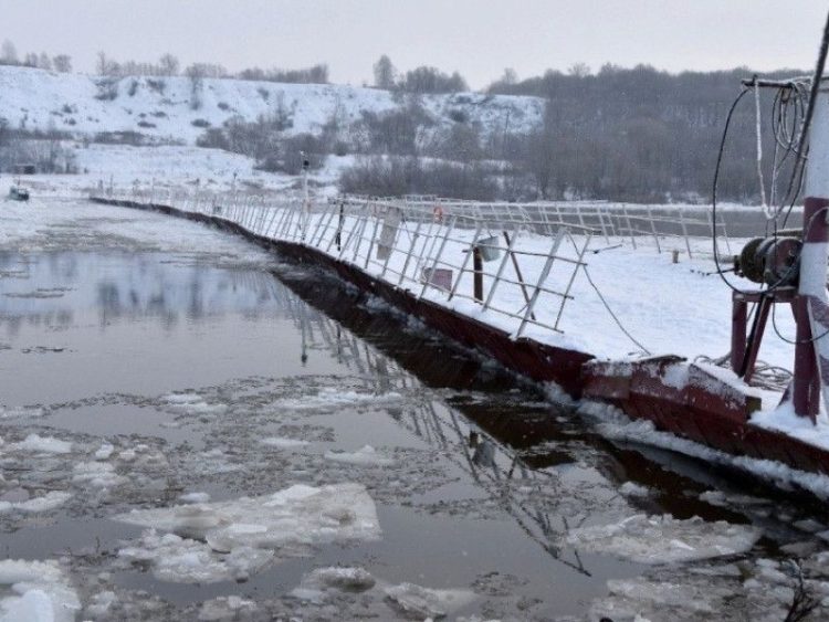 13 февраля в Спасском районе перекрыли движение по наплавному мосту через реку Оку