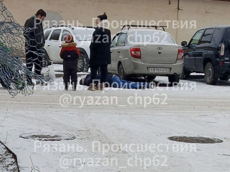Рязанцы обратили внимание на лежащего без движения на дороге мужчину