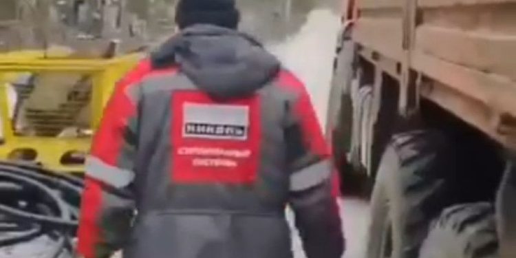 Рабочие на автомобиле с рязанскими номерами выгрузили мусор на кладбище во Владимире