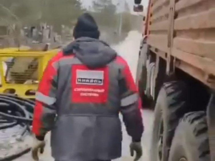 Рабочие на автомобиле с рязанскими номерами выгрузили мусор на кладбище во Владимире