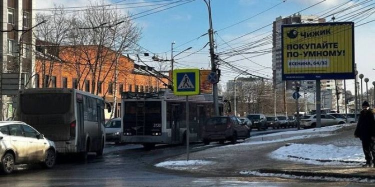В центре Рязани из-за сломавшегося троллейбуса образовалась огромная пробка