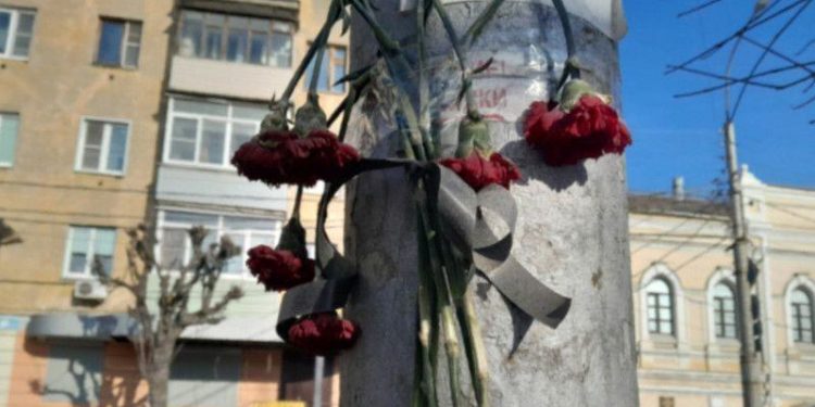 Рязанцы несут на место гибели рязанского баяниста Павла Никифорова живые цветы