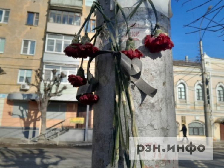 Рязанцы несут на место гибели рязанского баяниста Павла Никифорова живые цветы