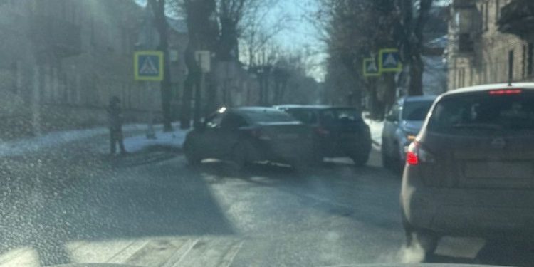 На улице Гоголя столкнулись две легковушки