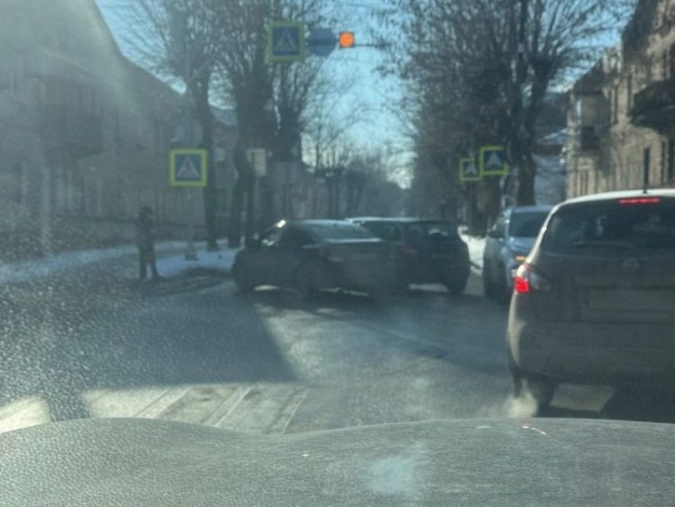 На улице Гоголя столкнулись две легковушки