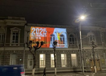 На здании рязанского правительства появилась проекция к 80-летию Победы