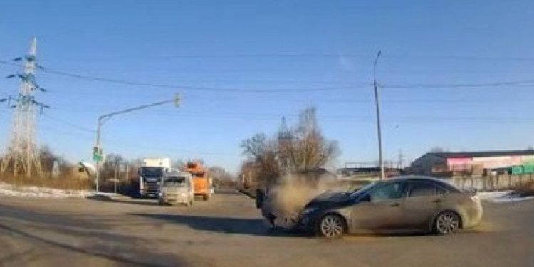 В Сети появились кадры момента столкновения двух легковушек на Южной окружной дороге