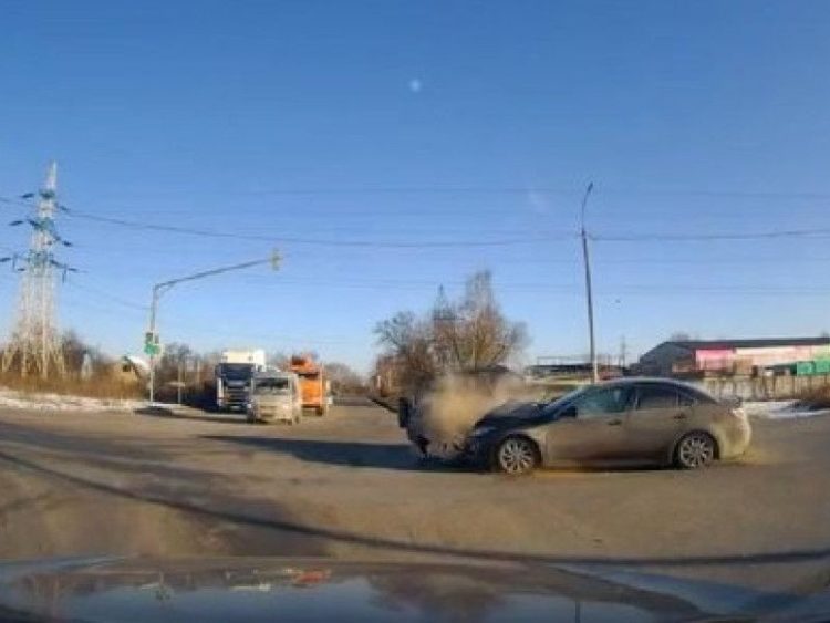 В Сети появились кадры момента столкновения двух легковушек на Южной окружной дороге