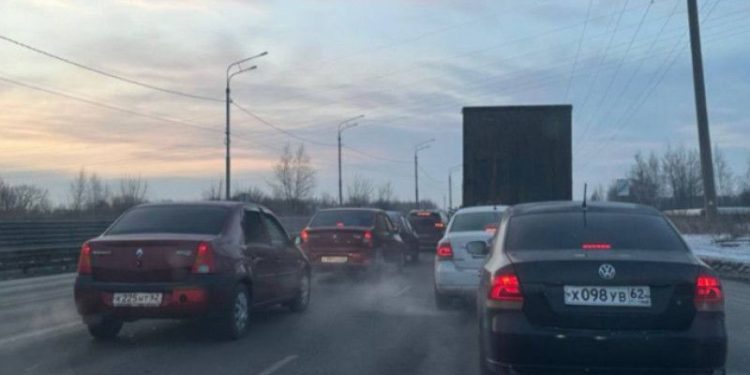 Рязанские водители пожаловались на пробку около платного путепровода на Восточной окружной