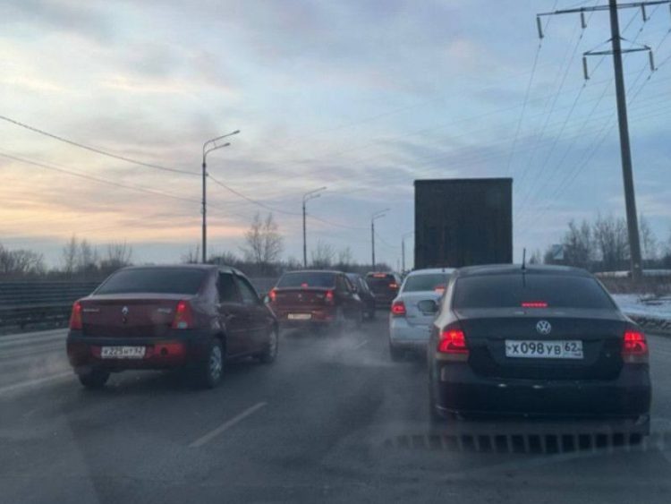 Рязанские водители пожаловались на пробку около платного путепровода на Восточной окружной