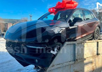 В мусорном контейнере в Москве обнаружили подарочный Porsche
