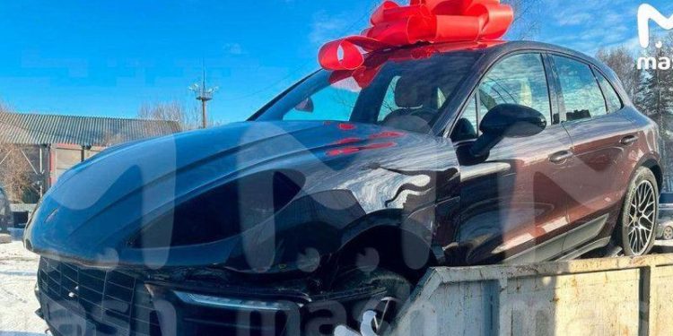 В мусорном контейнере в Москве обнаружили подарочный Porsche