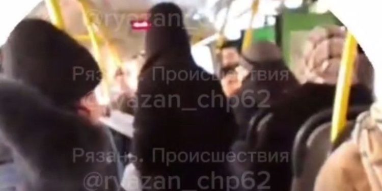 Рязанцы сообщили о неадекватном кондукторе в автобусе №20 Рязанцы сообщили о неадекватном кондукторе в автобусе №20