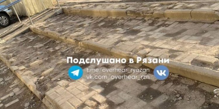 Горожан расстроило состояние тротуаров около Рязанского театра драмы