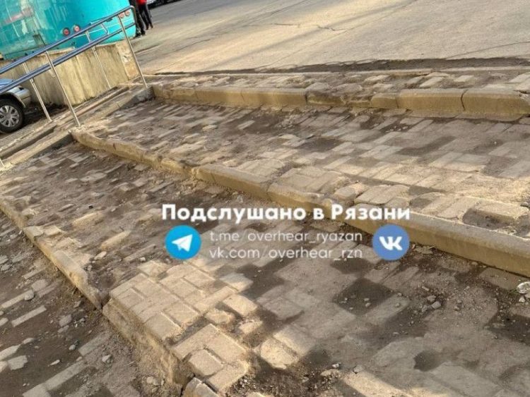 Горожан расстроило состояние тротуаров около Рязанского театра драмы