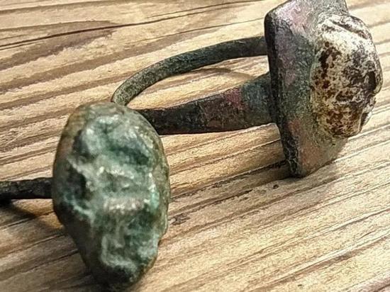 Археологи из Рязани нашли перстень с изображением лица