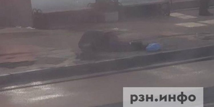 Рязанцы заметили на остановке около филфака РГУ мужчину без сознания