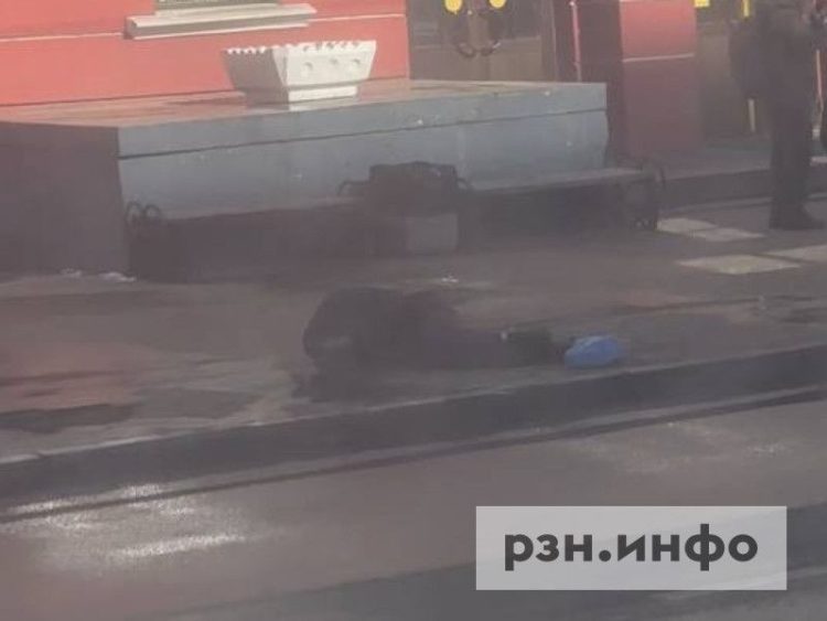 Рязанцы заметили на остановке около филфака РГУ мужчину без сознания