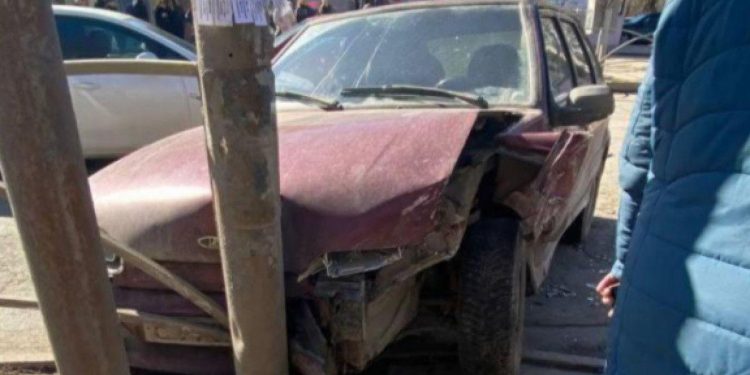 В Рязани водитель легковушки врезался в столб