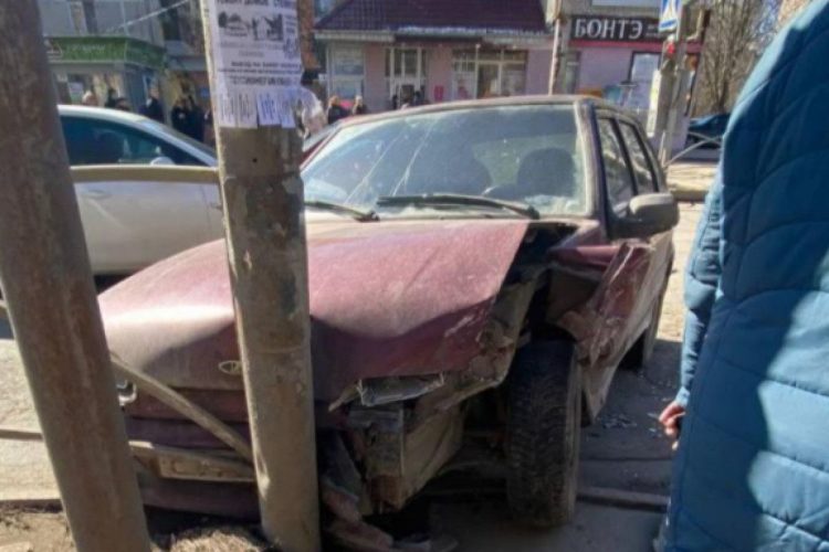 В Рязани водитель легковушки врезался в столб