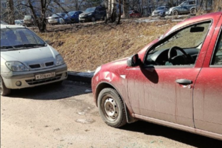 На улице Новоселов неизвестные разбили стекло легковушки