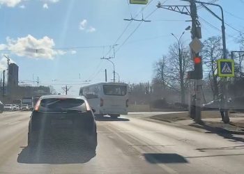 В Рязани засняли водителя маршрутки, выполняющего опасные маневры на дороге В Рязани засняли водителя маршрутки, выполняющего опасные маневры на дороге