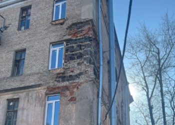 На улице Октябрьской начал разрушаться многоэтажный жилой дом