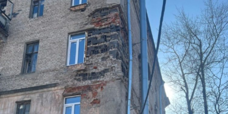 На улице Октябрьской начал разрушаться многоэтажный жилой дом