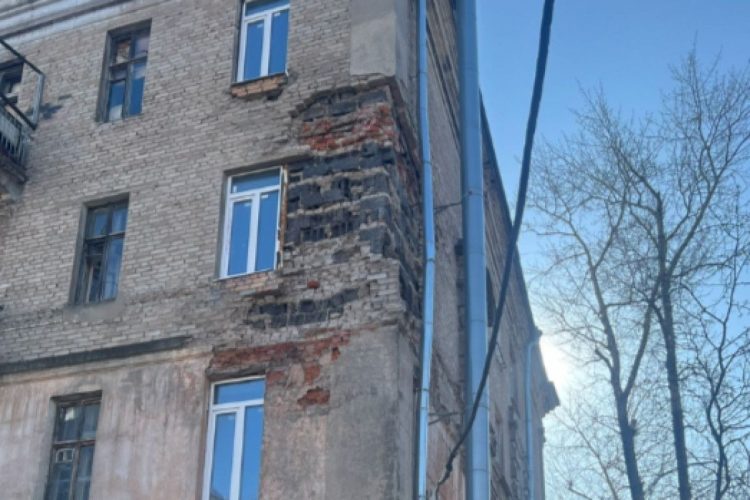 На улице Октябрьской начал разрушаться многоэтажный жилой дом