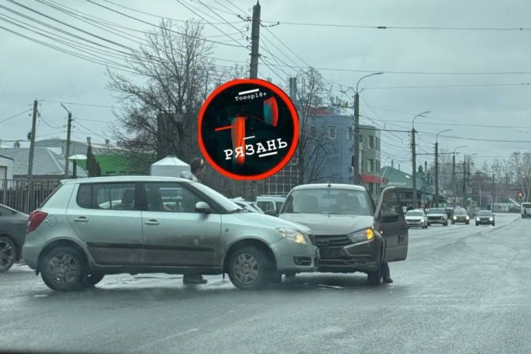 На улице Мервинской столкнулись две легковушки