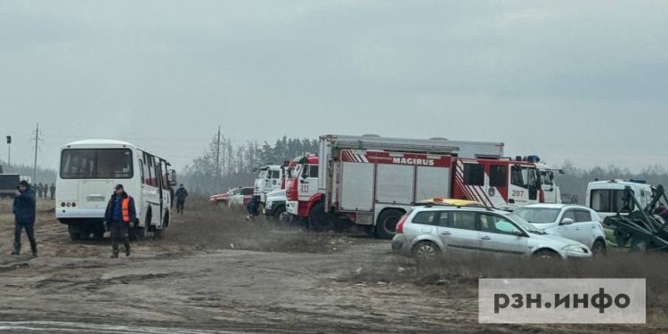 В Рязанском районе в поле засняли скопление пожарных машин