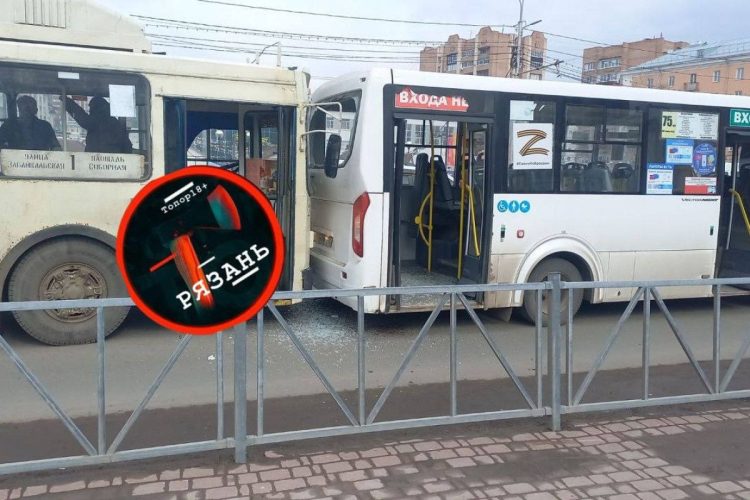 В центре Рязани столкнулись троллейбус и маршрутка