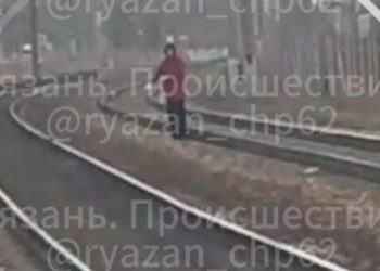 В Рязани засняли подростков, кладущих камни на железнодорожные пути В Рязани засняли подростков, кладущих камни на железнодорожные пути