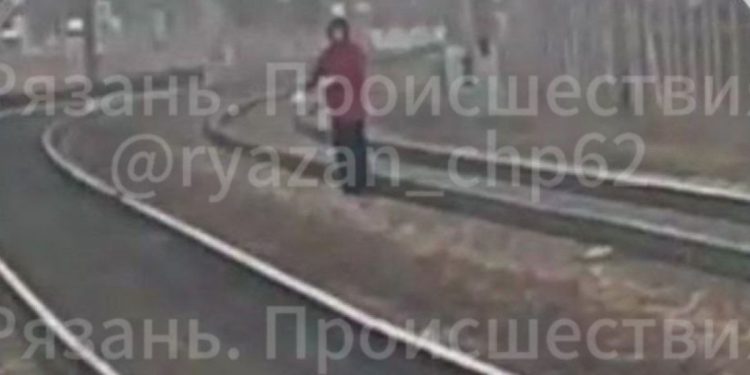 В Рязани засняли подростков, кладущих камни на железнодорожные пути