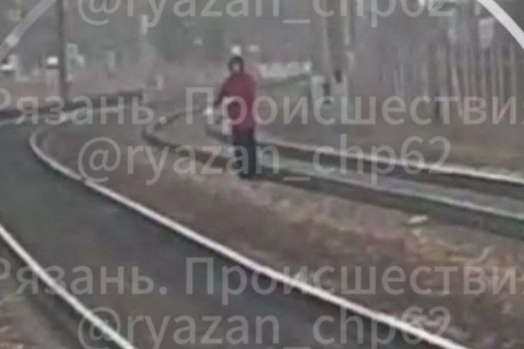 В Рязани засняли подростков, кладущих камни на железнодорожные пути
