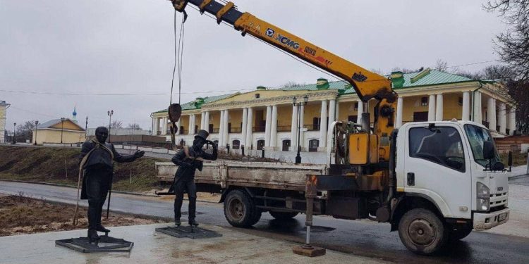 В рязанском Касимове появились арт-фигуры Хлестакова и городничего