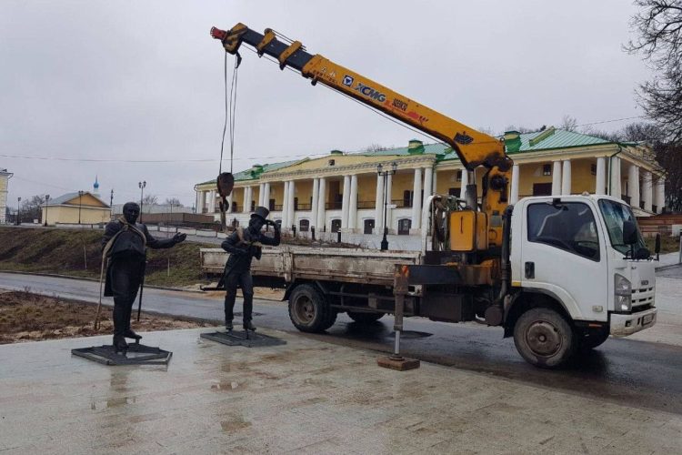 В рязанском Касимове появились арт-фигуры Хлестакова и городничего