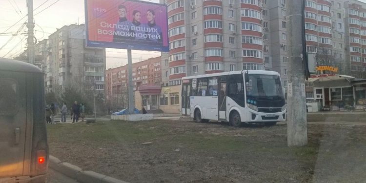 На улице Интернациональной засняли припаркованную на газоне маршрутку №75 На улице Интернациональной засняли припаркованную на газоне маршрутку №75